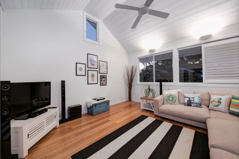 A Summer Cottage - Accommodation Newcastle 408